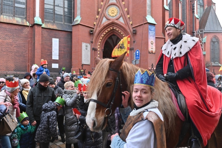 Orszak Trzech Króli 2023 w Wałbrzychu. Przywieźli ze sobą monety