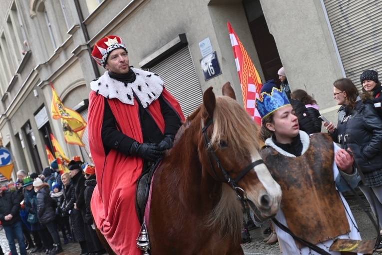 Orszak Trzech Króli 2023 w Wałbrzychu. Przywieźli ze sobą monety