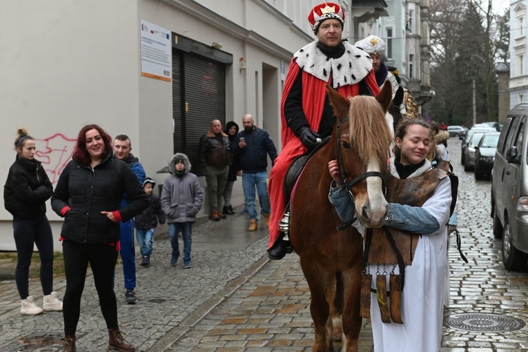 Orszak Trzech Króli 2023 w Wałbrzychu. Przywieźli ze sobą monety
