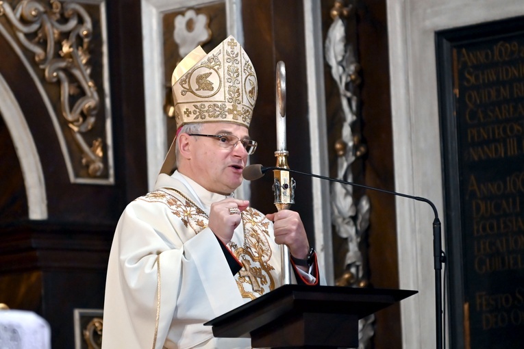 Biskup w czasie homilii w uroczystość Objawienia Pańskiego.