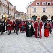 W Sandomierzu trzy barwne korowody zmierzały w południe na Rynek Starego Miasta.