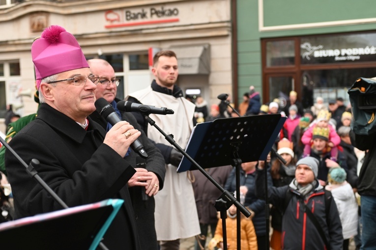 Orszak Trzech Króli 2023 w Świdnicy. Tradycyjnie z osiołkami