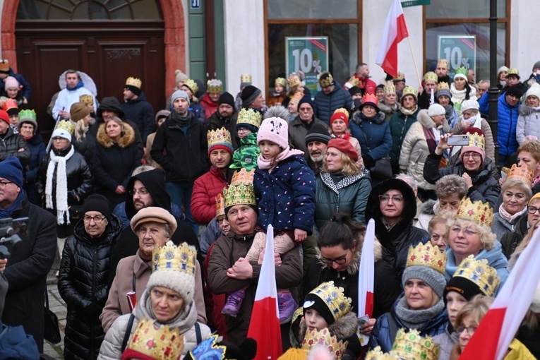 Orszak Trzech Króli 2023 w Świdnicy. Tradycyjnie z osiołkami