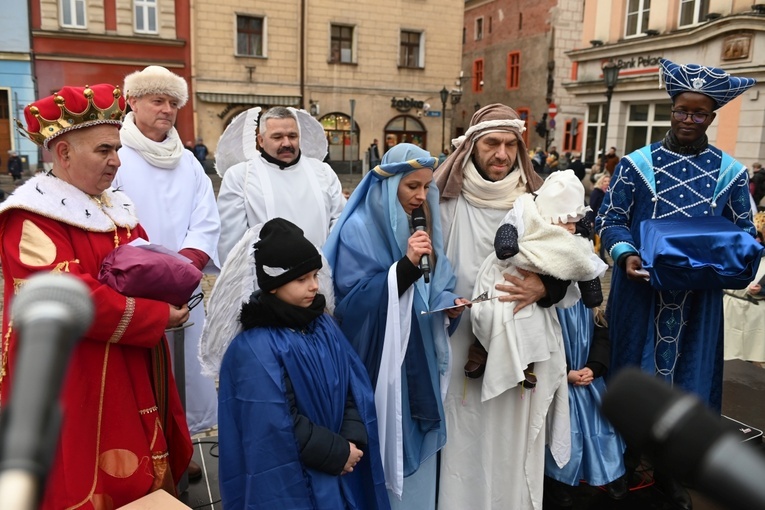 Orszak Trzech Króli 2023 w Świdnicy. Tradycyjnie z osiołkami
