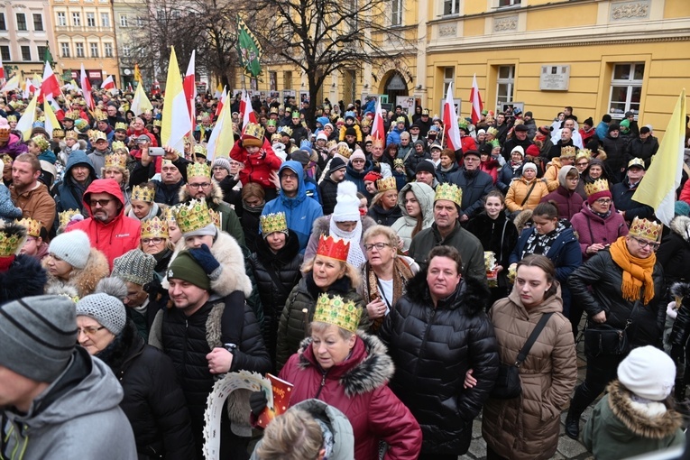 Orszak Trzech Króli 2023 w Świdnicy. Tradycyjnie z osiołkami