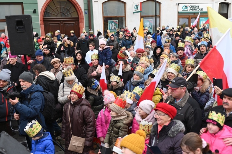 Orszak Trzech Króli 2023 w Świdnicy. Tradycyjnie z osiołkami