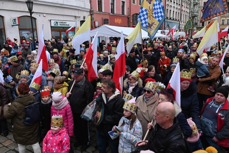 Orszak Trzech Króli 2023 w Świdnicy. Tradycyjnie z osiołkami