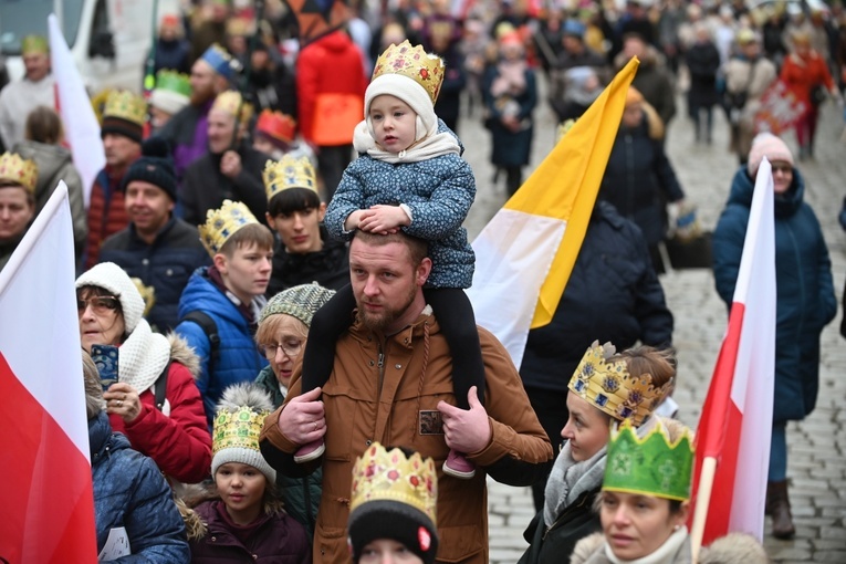 Orszak Trzech Króli 2023 w Świdnicy. Tradycyjnie z osiołkami