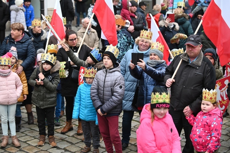 Orszak Trzech Króli 2023 w Świdnicy. Tradycyjnie z osiołkami