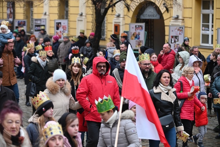 Orszak Trzech Króli 2023 w Świdnicy. Tradycyjnie z osiołkami