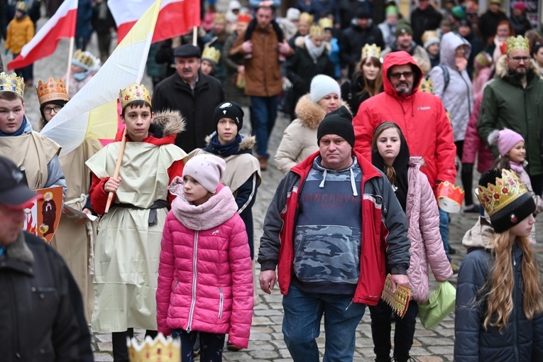 Orszak Trzech Króli 2023 w Świdnicy. Tradycyjnie z osiołkami