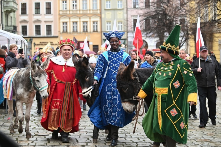Orszak Trzech Króli 2023 w Świdnicy. Tradycyjnie z osiołkami