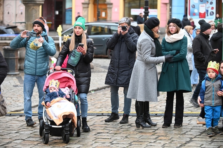 Orszak Trzech Króli 2023 w Świdnicy. Tradycyjnie z osiołkami