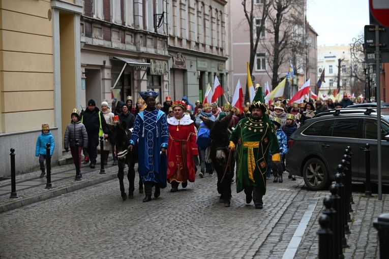 Orszak Trzech Króli 2023 w Świdnicy. Tradycyjnie z osiołkami