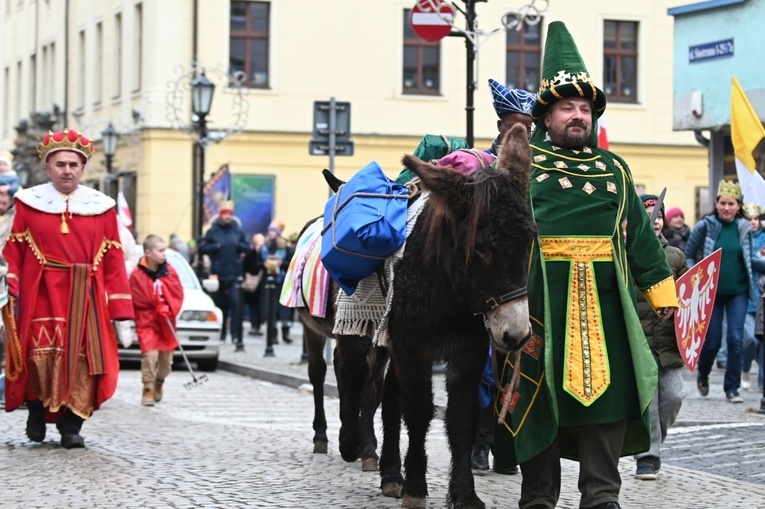 Orszak Trzech Króli 2023 w Świdnicy. Tradycyjnie z osiołkami