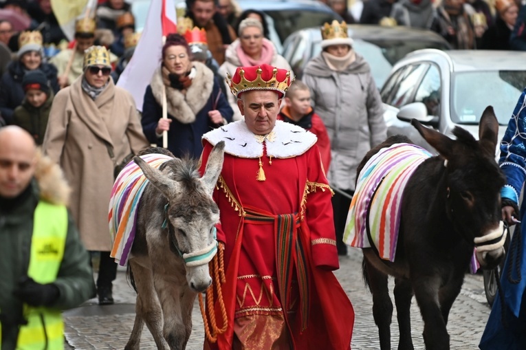 Orszak Trzech Króli 2023 w Świdnicy. Tradycyjnie z osiołkami