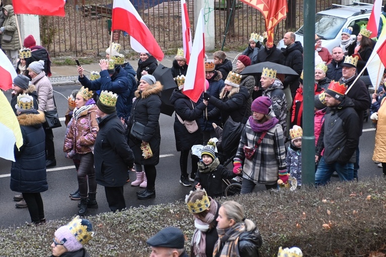 Orszak Trzech Króli 2023 w Świdnicy. Tradycyjnie z osiołkami
