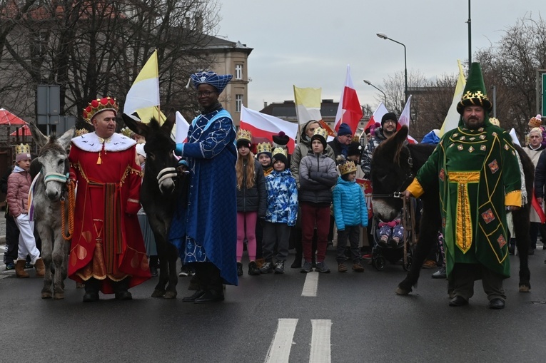 Orszak Trzech Króli 2023 w Świdnicy. Tradycyjnie z osiołkami