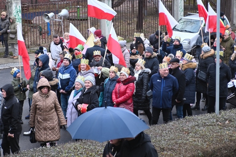 Orszak Trzech Króli 2023 w Świdnicy. Tradycyjnie z osiołkami