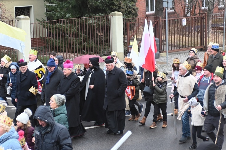 Orszak Trzech Króli 2023 w Świdnicy. Tradycyjnie z osiołkami