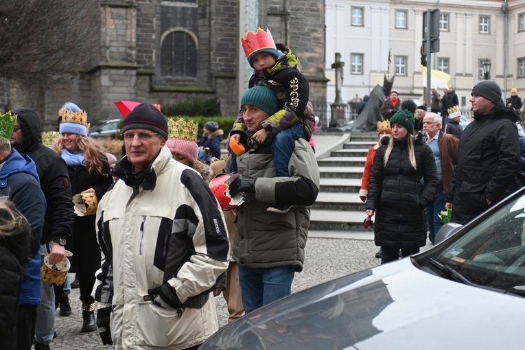 Orszak Trzech Króli 2023 w Świdnicy. Tradycyjnie z osiołkami