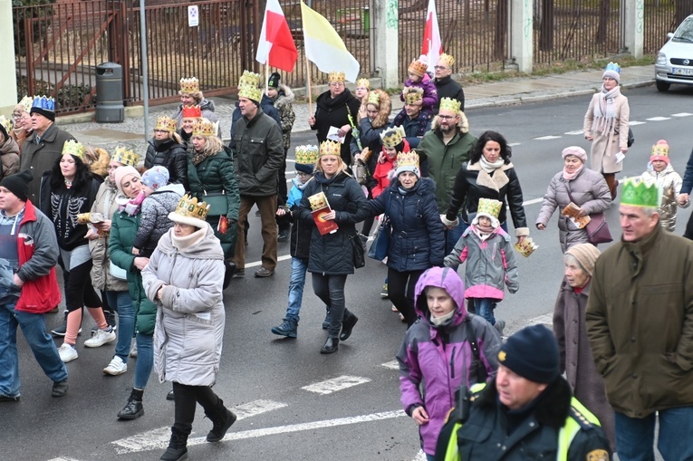 Orszak Trzech Króli 2023 w Świdnicy. Tradycyjnie z osiołkami