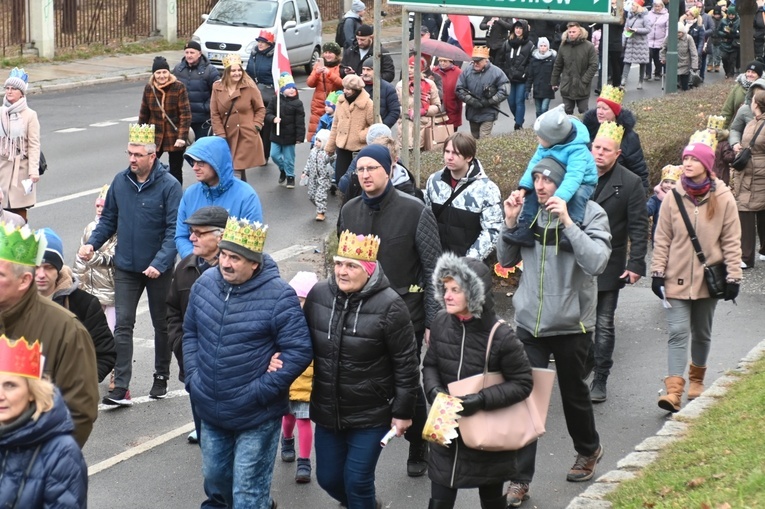 Orszak Trzech Króli 2023 w Świdnicy. Tradycyjnie z osiołkami