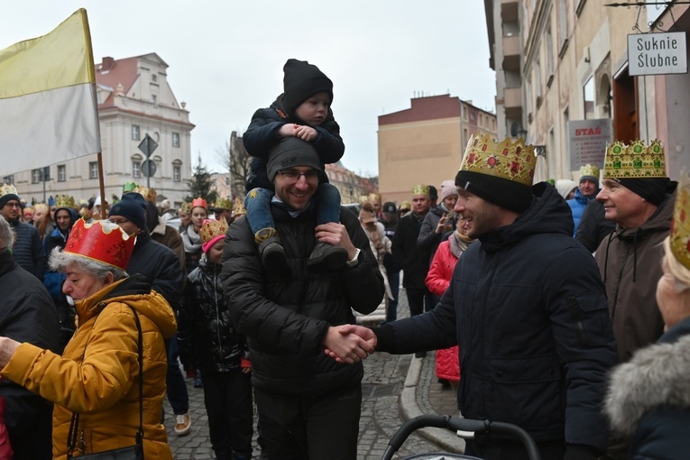 Orszak Trzech Króli 2023 w Świdnicy. Tradycyjnie z osiołkami