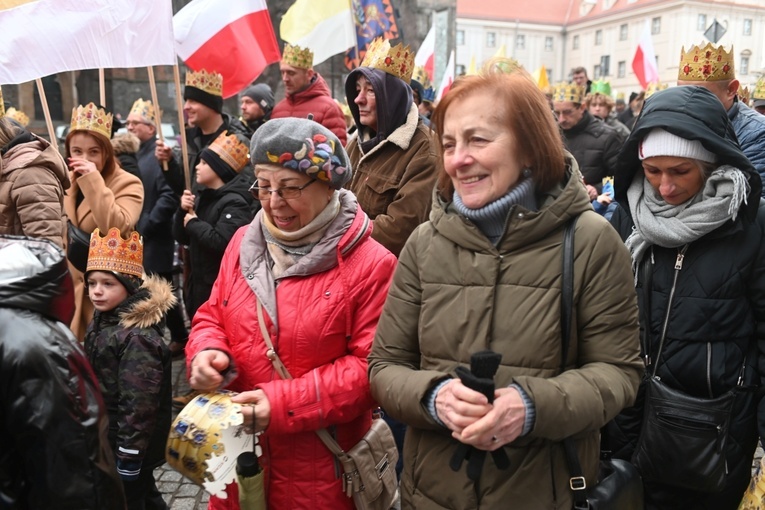 Orszak Trzech Króli 2023 w Świdnicy. Tradycyjnie z osiołkami