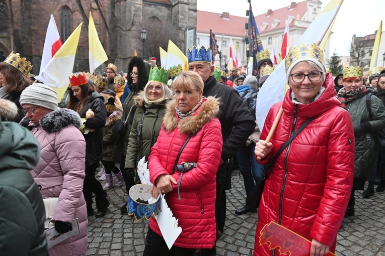 Orszak Trzech Króli 2023 w Świdnicy. Tradycyjnie z osiołkami