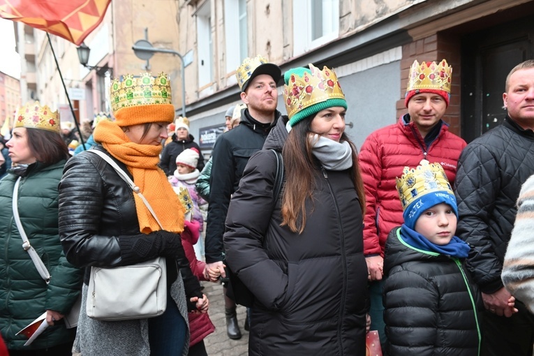 Orszak Trzech Króli 2023 w Świdnicy. Tradycyjnie z osiołkami