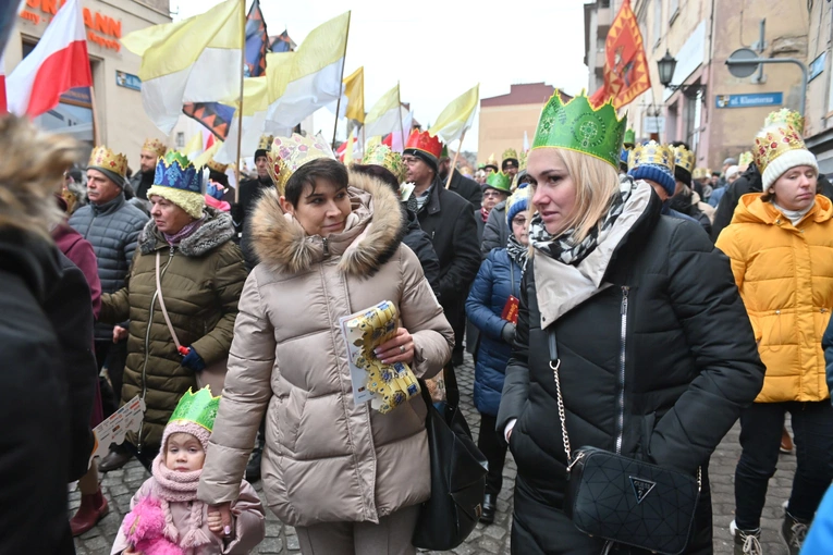 Orszak Trzech Króli 2023 w Świdnicy. Tradycyjnie z osiołkami