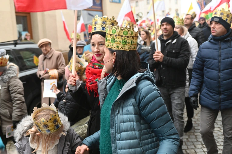 Orszak Trzech Króli 2023 w Świdnicy. Tradycyjnie z osiołkami