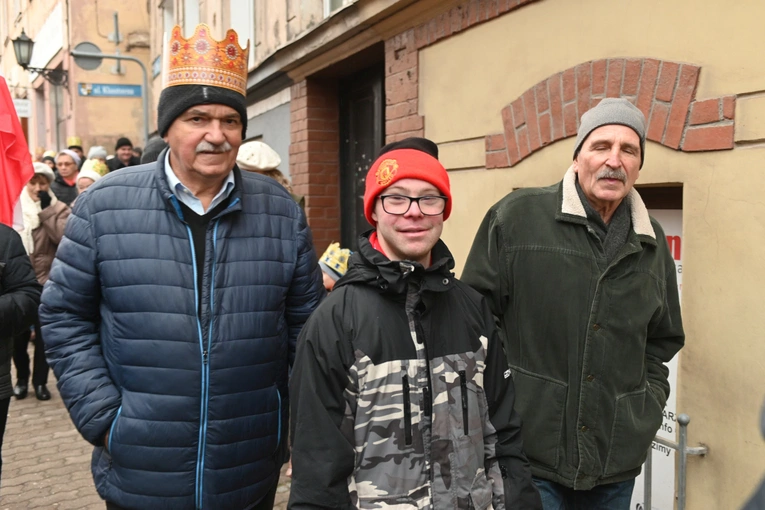 Orszak Trzech Króli 2023 w Świdnicy. Tradycyjnie z osiołkami