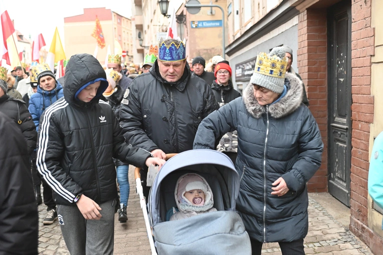 Orszak Trzech Króli 2023 w Świdnicy. Tradycyjnie z osiołkami