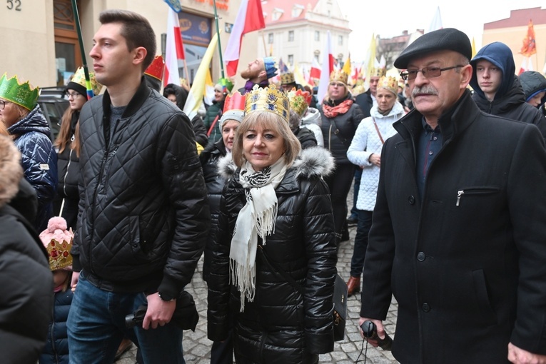 Orszak Trzech Króli 2023 w Świdnicy. Tradycyjnie z osiołkami