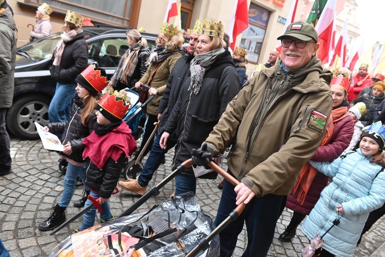 Orszak Trzech Króli 2023 w Świdnicy. Tradycyjnie z osiołkami