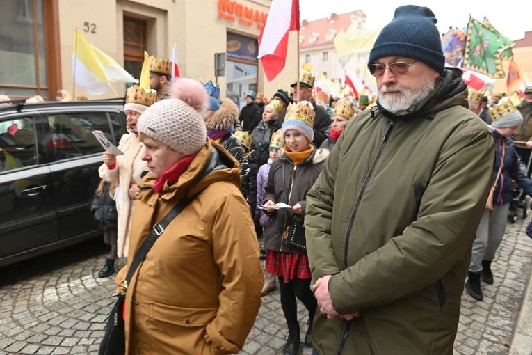 Orszak Trzech Króli 2023 w Świdnicy. Tradycyjnie z osiołkami