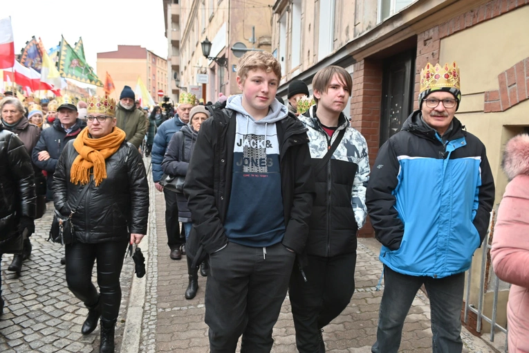 Orszak Trzech Króli 2023 w Świdnicy. Tradycyjnie z osiołkami