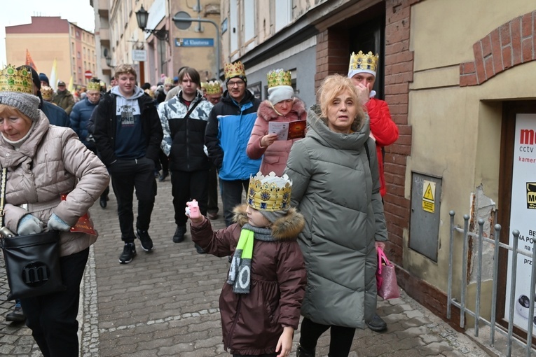 Orszak Trzech Króli 2023 w Świdnicy. Tradycyjnie z osiołkami