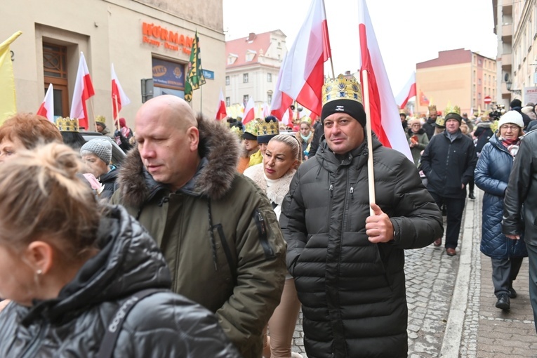 Orszak Trzech Króli 2023 w Świdnicy. Tradycyjnie z osiołkami