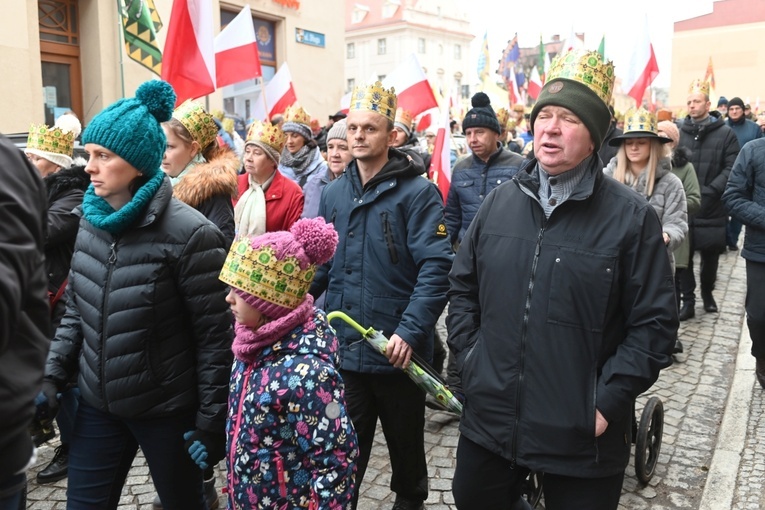 Orszak Trzech Króli 2023 w Świdnicy. Tradycyjnie z osiołkami