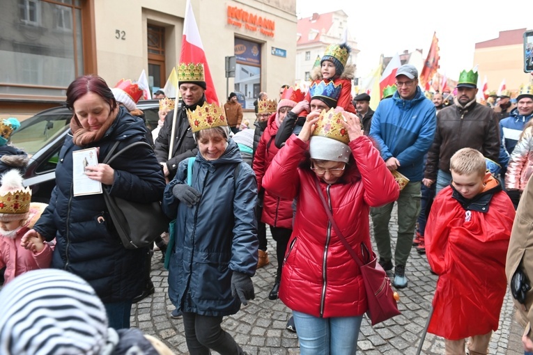 Orszak Trzech Króli 2023 w Świdnicy. Tradycyjnie z osiołkami