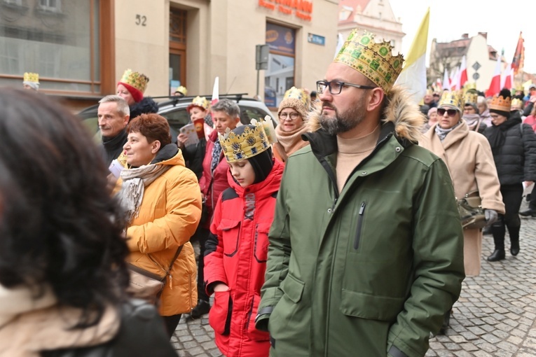 Orszak Trzech Króli 2023 w Świdnicy. Tradycyjnie z osiołkami