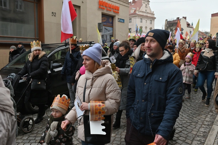 Orszak Trzech Króli 2023 w Świdnicy. Tradycyjnie z osiołkami