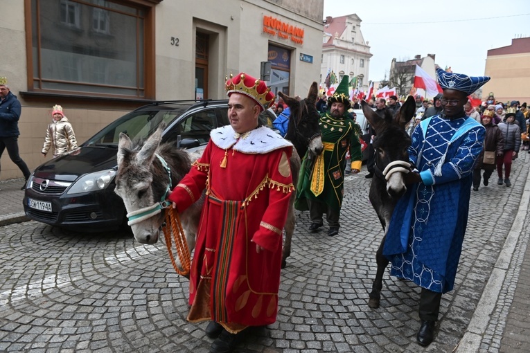 Orszak Trzech Króli 2023 w Świdnicy. Tradycyjnie z osiołkami