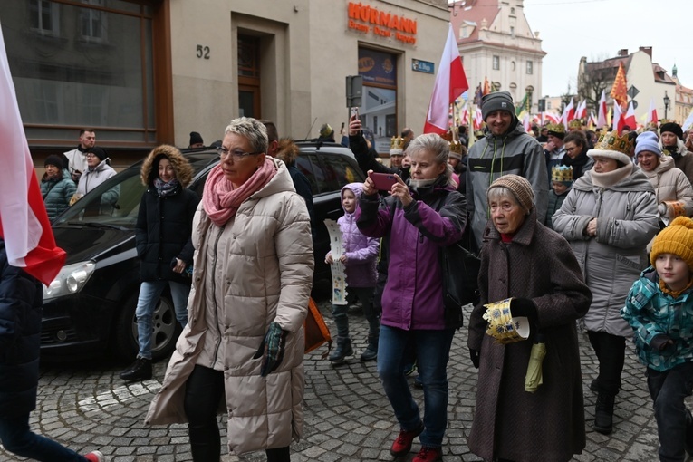 Orszak Trzech Króli 2023 w Świdnicy. Tradycyjnie z osiołkami