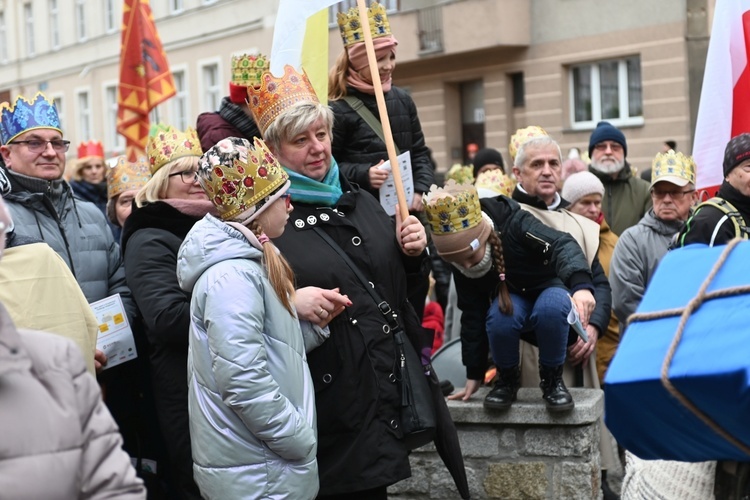 Orszak Trzech Króli 2023 w Świdnicy. Tradycyjnie z osiołkami