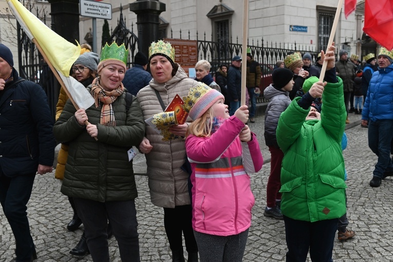 Orszak Trzech Króli 2023 w Świdnicy. Tradycyjnie z osiołkami