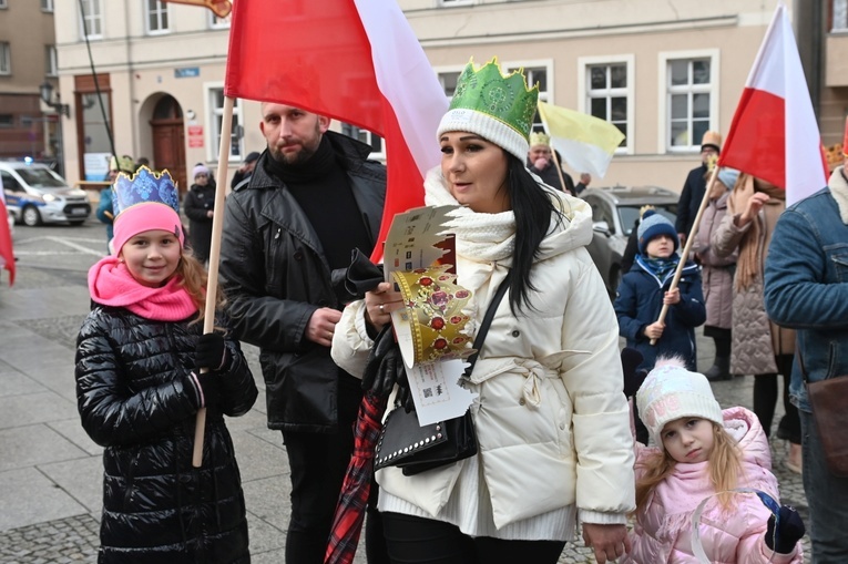 Orszak Trzech Króli 2023 w Świdnicy. Tradycyjnie z osiołkami